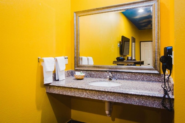 Moonlight Suites - Houston/George Bush Int'l Airport image 6